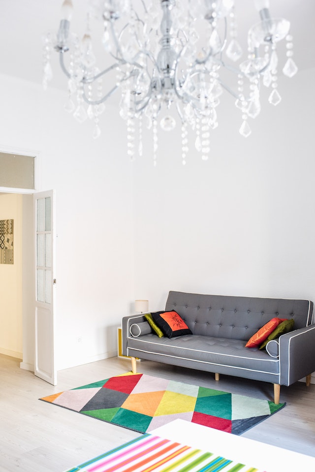 Tips for selecting the right size and shape of rug for your bathroom space